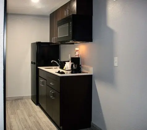 Suburban Studios - Oda