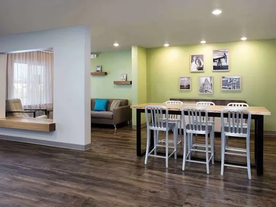 Suburban Studios Watford City - Lobi