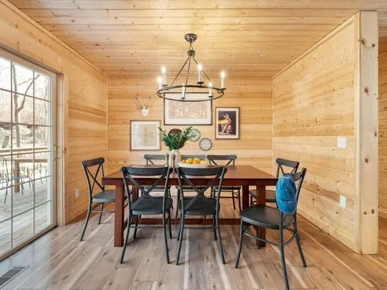 Sugar Cove by Avantstay Cabin by The River! w/ Hot Tub, Pool Table & Guest House! - İç Mekan