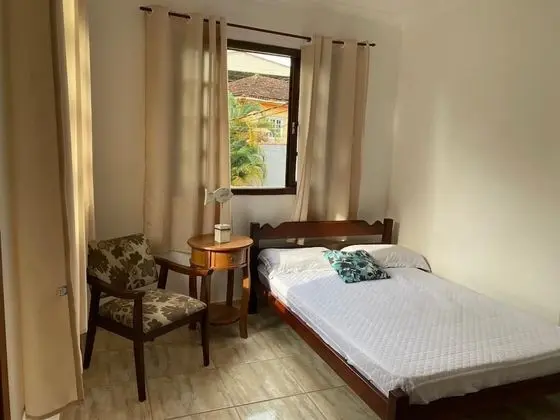 Suítes aconchegantes com piscina e praia