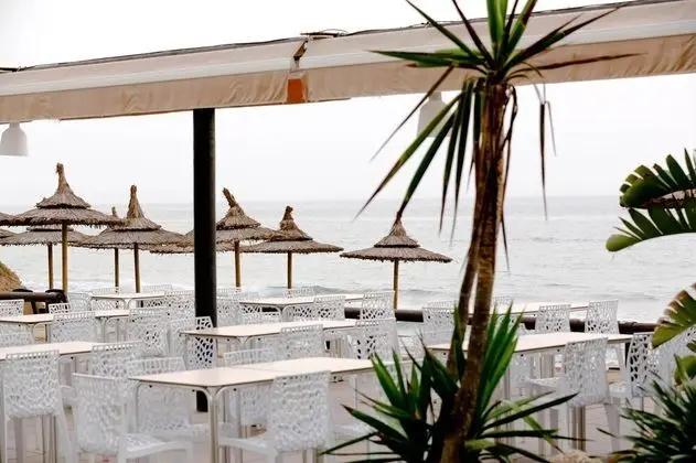 Suitur beachfront duplex with pool and sea views - Plaj