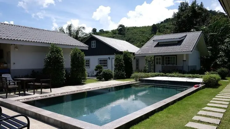 Suksompong Resort