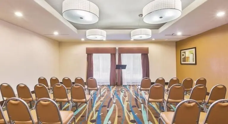 Summer Hill Inn & Suites