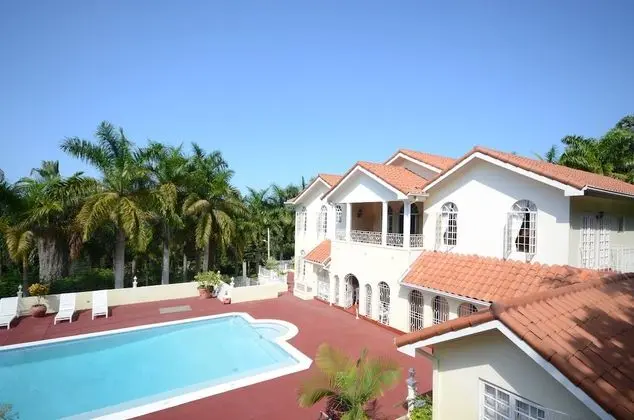 Summerhill, 8BR by Jamaican Treasures