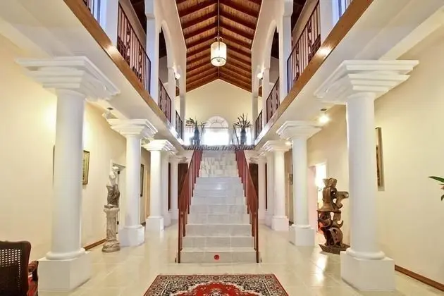 Summerhill, 8BR by Jamaican Treasures - Lobi