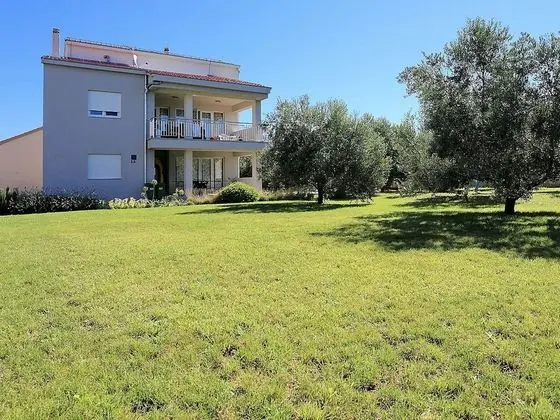 Sun-kissed Apartment in Bibinje With Garden and Terrace - Dış Mekan