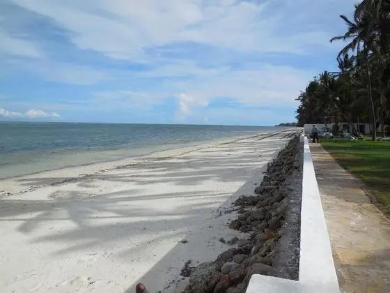 Sun N Sand Beach Resort - Plaj
