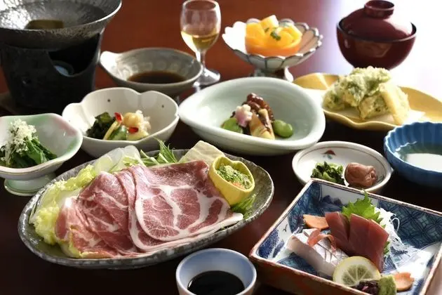 Hotel Sun Resort Shirahama - Yerinde Yemek