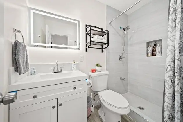 Sun-Soaked Oasis- 15min to Downtown LA - Banyo Tipleri