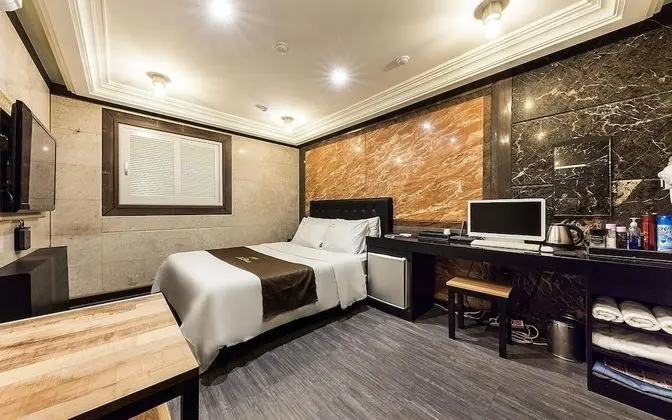 Sungshin University Station PAV