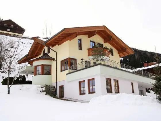 Sunlit Apartment near Ski Area in Hüttschlag - Dış Mekan