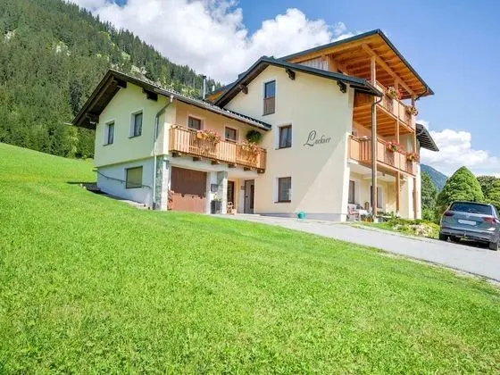 Sunlit Apartment near Ski Area in Weissensee - Dış Mekan