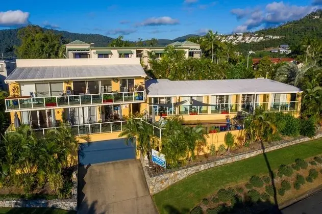 Sunlit Waters Studio Apartments - Dış Mekan