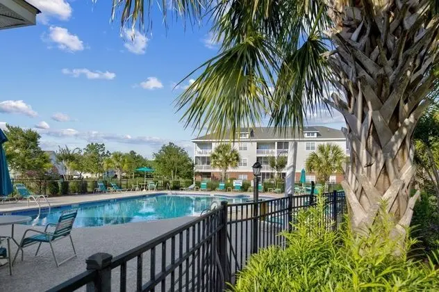 Sunny 2BR Condo with Community Pool and Close to Attractions - Havuz