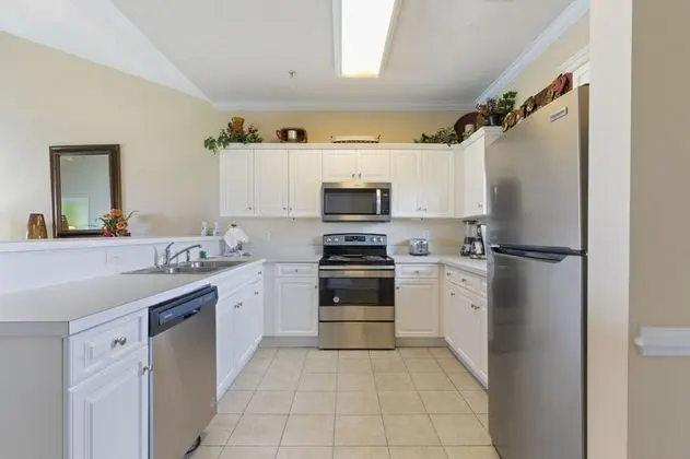 Sunny 2BR Condo with Community Pool and Close to Attractions - Mutfak