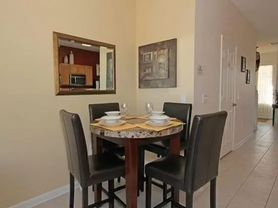 Sunny 3 Bedroom 3 Bath Townhome in Windsor Hills - Mutfak