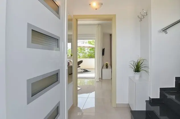 Sunny apartment with a Private Pool - İç Mekan