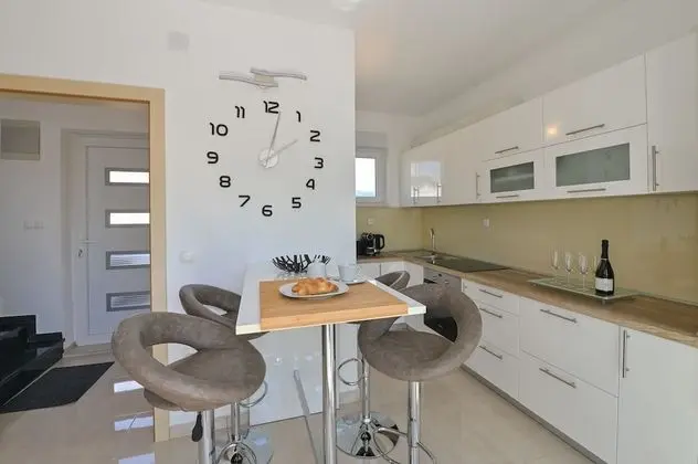 Sunny apartment with a Private Pool - Mutfak