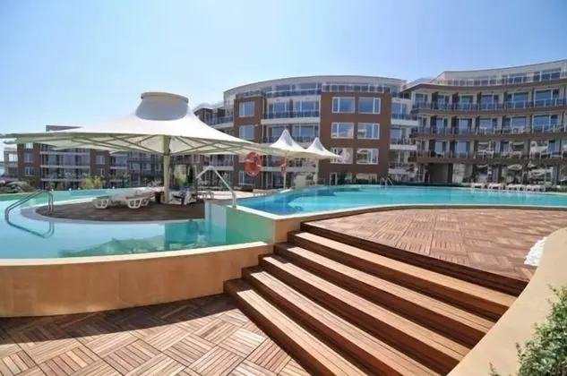 Sunny Apartment in Burgas - Havuz