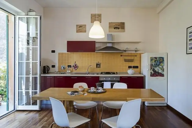 Sunny Apartment Over the Harbor