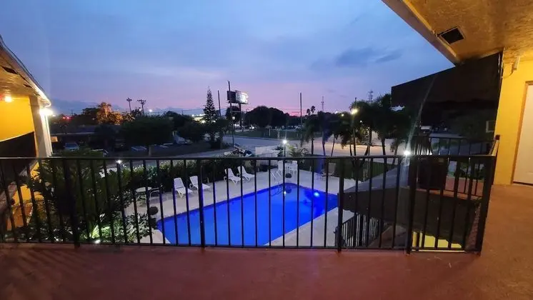Sunny Palms Inn - Dış Mekan
