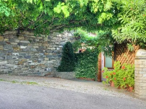 Sunny & Peacefully Situated House near Center of Village - Lobi
