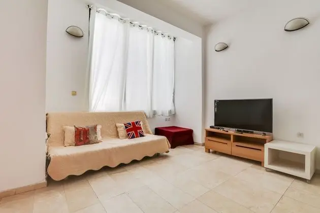 Sunny and in walking distance of beach - Öne Çıkan Resim