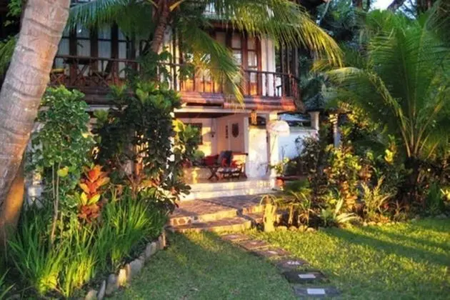 Villa Sunrise on the Bali North Shorebreakfast Included