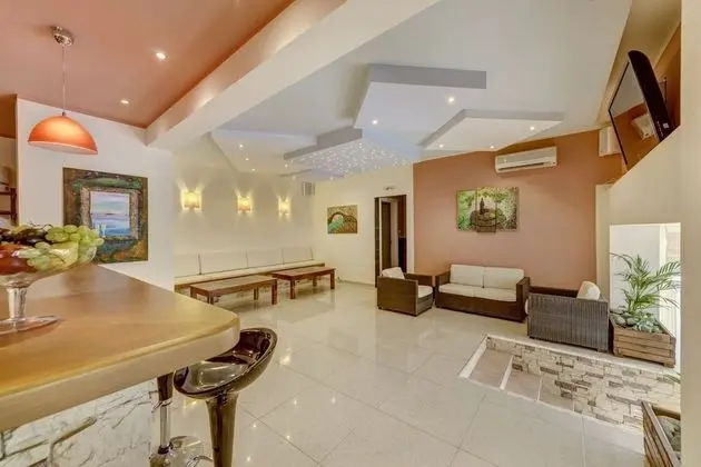Sunrise Beach Suites - Lobi