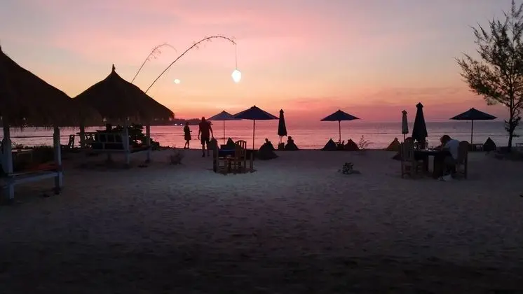Sunset Beach Bungalow & Restaurant - Plaj