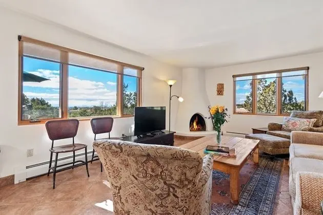 Sunset Vista - Spectacular Mountain Views, Light-filled Family Home - Oda Düzeni