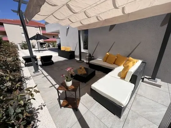Sunshine Deluxe 79m2 Apartment With Pool, 50 m2 Garden Lounge and Outdoor Space - Yerinde Yemek