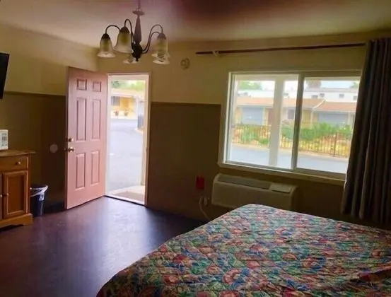 Sunshine Village Motel - Oda Manzaraları