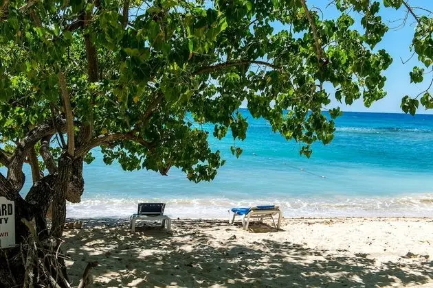 Sunshine at Little Bay Country Club - Plaj
