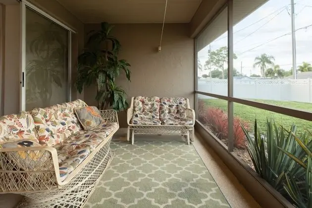 Sunshine Manor ~ Fenced in Backyard ~ Family Home - İç Mekan