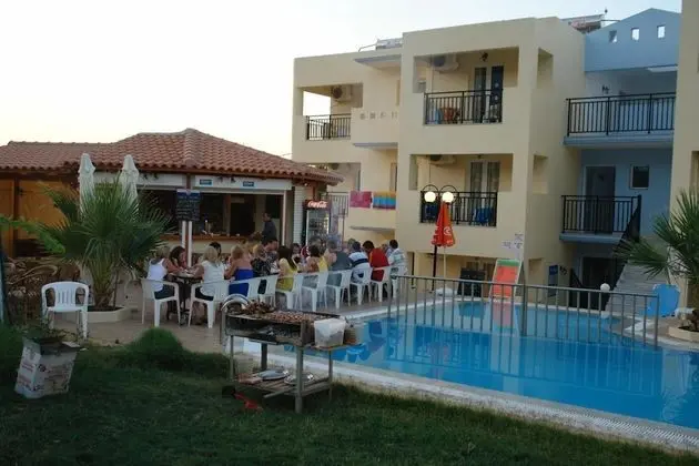 Sunshine Studios & Apartments - Havuz