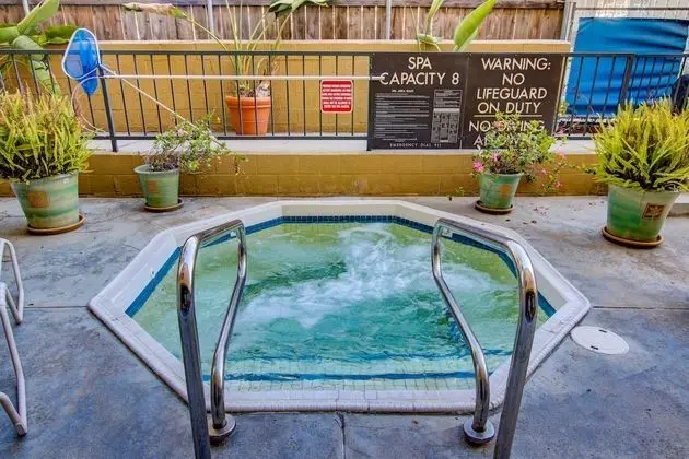 Sunshine Suites at Hillcrest - Havuz