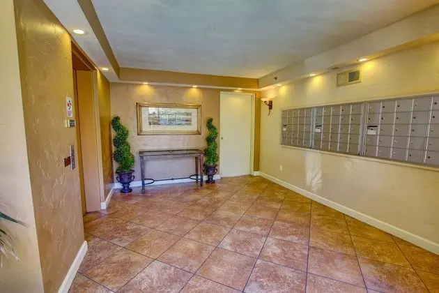Sunshine Suites at Hillcrest - Lobi