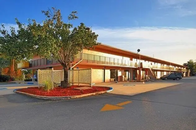 Super 6 Inn & Suites - Konum Öne Çıkanlar
