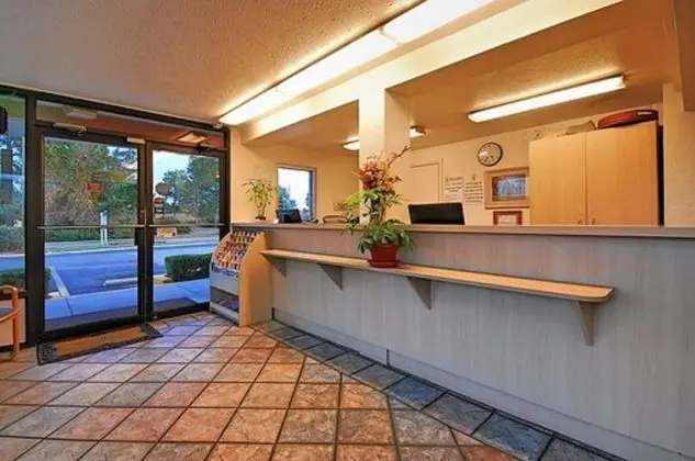 Super 6 Inn & Suites - Lobi