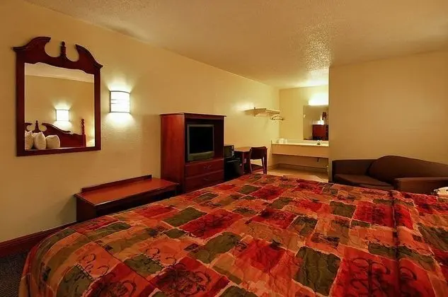 Super 6 Inn & Suites - Oda