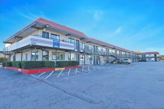 Super 7 Inn Dallas-Southwest - 1