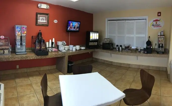 Super 8 by Wyndham Baton Rouge/I-10 - Yeme / İçme