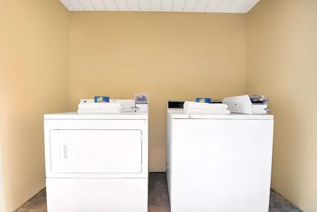 Super 8 by Wyndham Dallas South - Genel