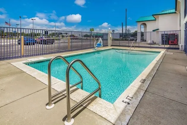 Super 8 Motel - Pensacola N.A.S. CORRY