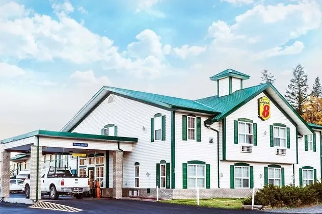 Super 8 by Wyndham 100 Mile House