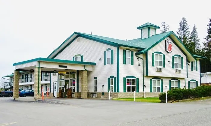 Super 8 by Wyndham 100 Mile House - Dış Mekan