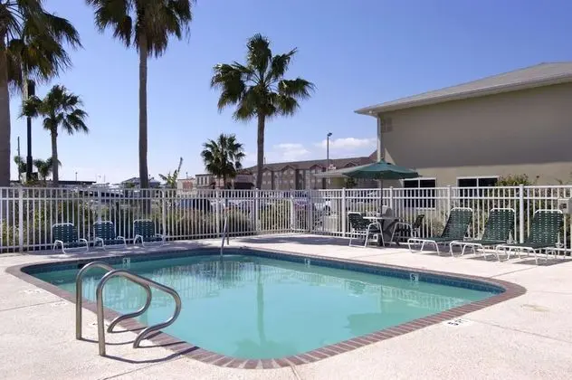Super 8 by Wyndham Aransas Pass - Havuz