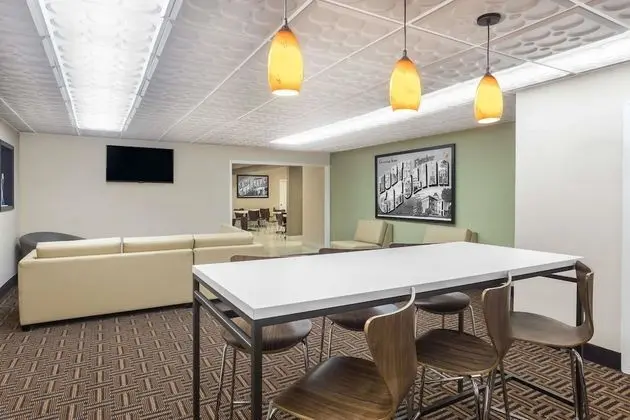 Super 8 by Wyndham Asheville Airport - Lobi