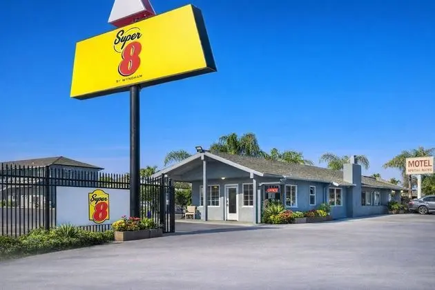 Super 8 by Wyndham Bakersfield Ca - Dış Mekan